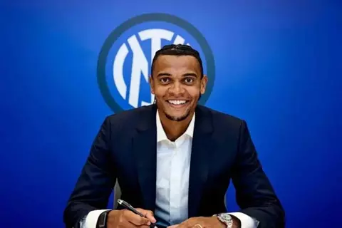 "أريد البقاء في إنتر".. أكانجي يغلق الباب أمام العودة إلى مانشستر سيتي